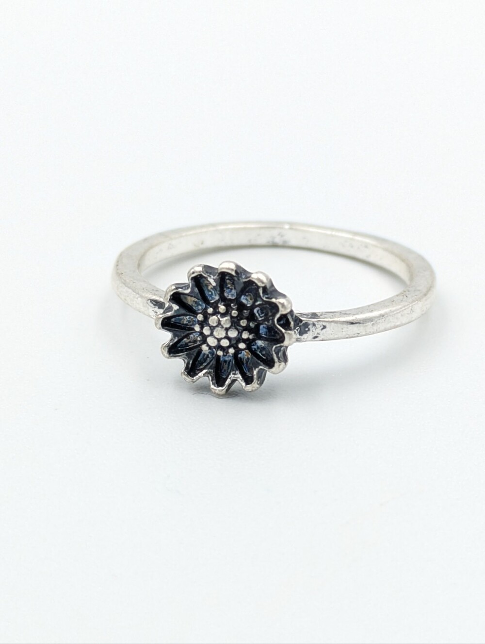 4/24$   Silver tone flower costume ring